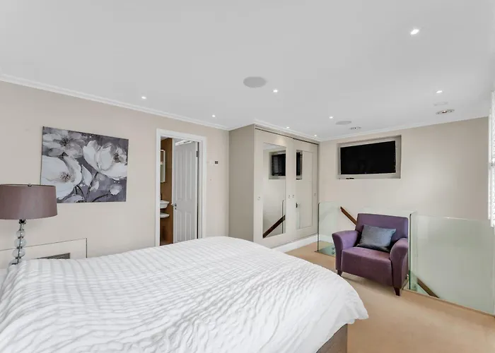 3-Bed Grand Triplex In Westminster