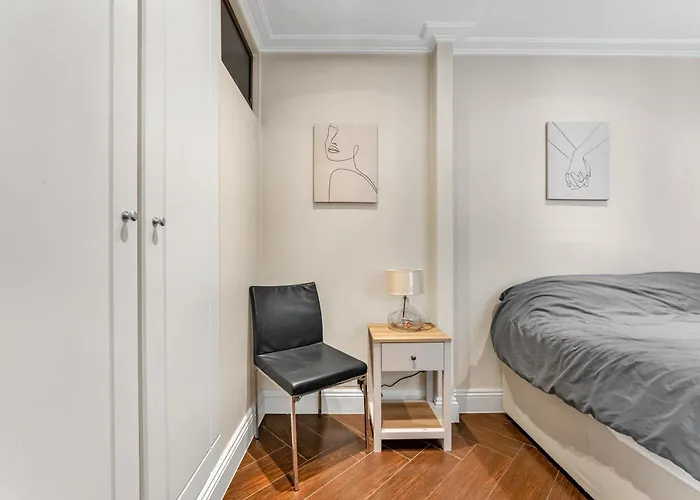 3-Bed Grand Triplex In Westminster